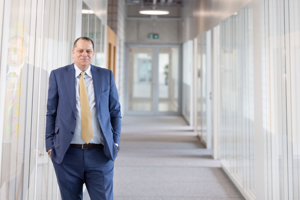 &bdquo;Europa und die westlichen Industrienationen verf&uuml;gen &uuml;ber hervorragende Ingenieurskompetenz, Innovationskraft und hochqualifizierte Fachkr&auml;fte&ldquo;, betont Nell. &bdquo;Diese St&auml;rken m&uuml;ssen wir konsequent nutzen und weiterentwickeln.&ldquo; 