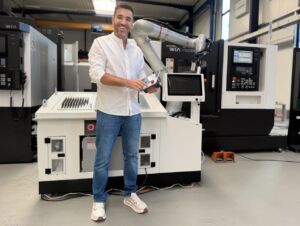 ARO-Tec Geschäftsführer Petrus Ogur hat die neue Software MTOS entwickelt: Sie vereinfacht erheblich die Steuerung einer automatisierten Fertigungszelle.