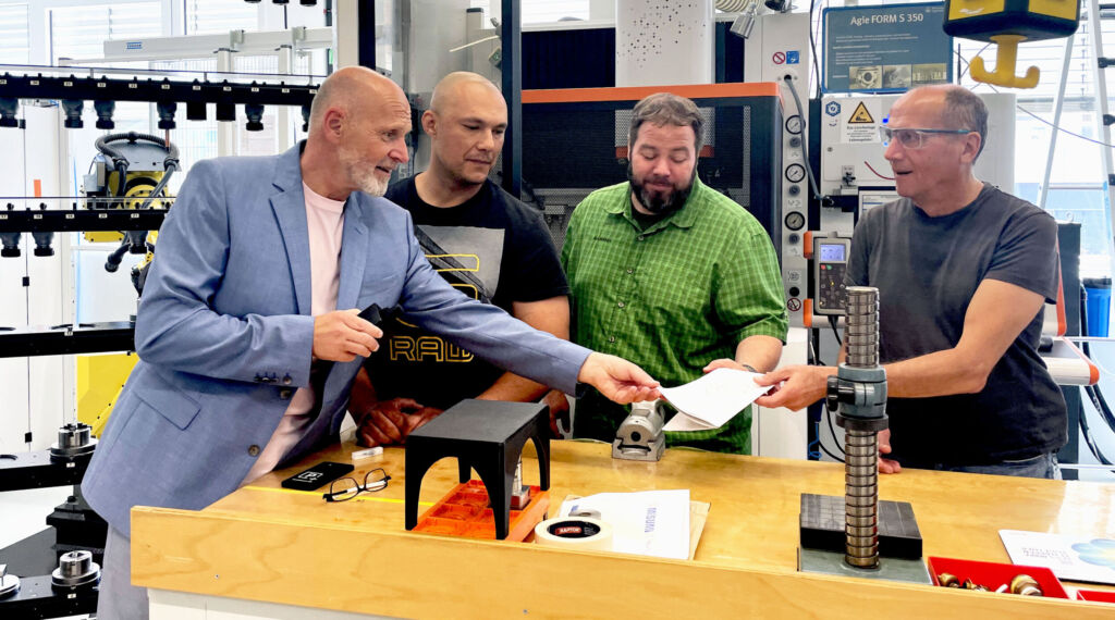 Gruppenfoto bei Boehringer Ingelheim: &bdquo;Unsere Anforderungen an Pr&auml;zision und Qualit&auml;t sind hoch. Deshalb setzen wir seit vielen Jahren auf Maschinen von Agie Charmilles und Mikron Mill aus dem Hause United Machining.&ldquo;