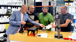 Gruppenfoto bei Boehringer Ingelheim am Standort Dortmund: „Unsere Anforderungen an Präzision und Qualität sind hoch. Deshalb setzen wir seit vielen Jahren auf Maschinen von Agie Charmilles und Mikron Mill aus dem Hause United Machining.“