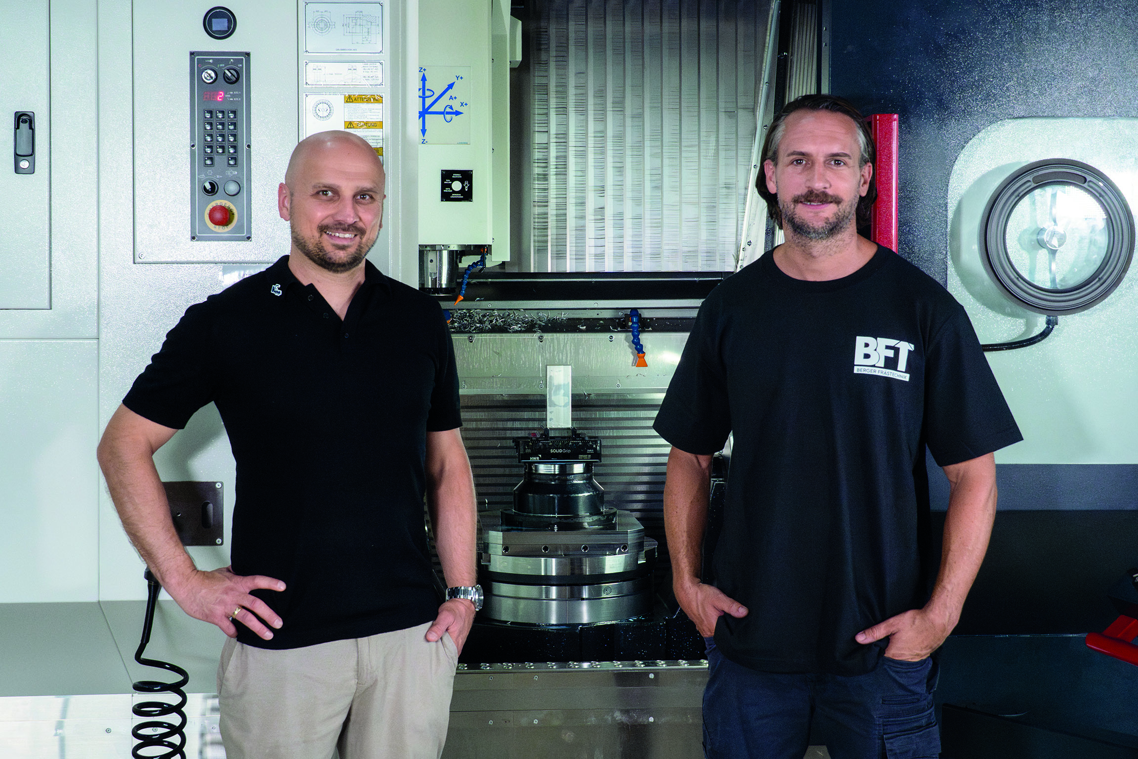 Geschäftsführer Marcel Berger und Daniel Böhm aus dem Technischen Vertrieb bei Kipp (l.): Aus der partnerschaftlichen Verbindung beider Unternehmen sind inzwischen verschiedene Lösungen entstanden, die die Produktivität der BFT-Fertigung kontinuierlich verbessern.