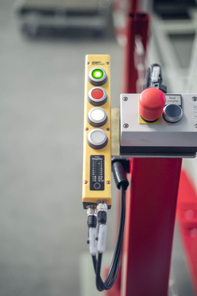 An den Auf- und Abgabestationen des Line Movers wurden die Wireless-Geräte mit externem Not-Halt verbaut.