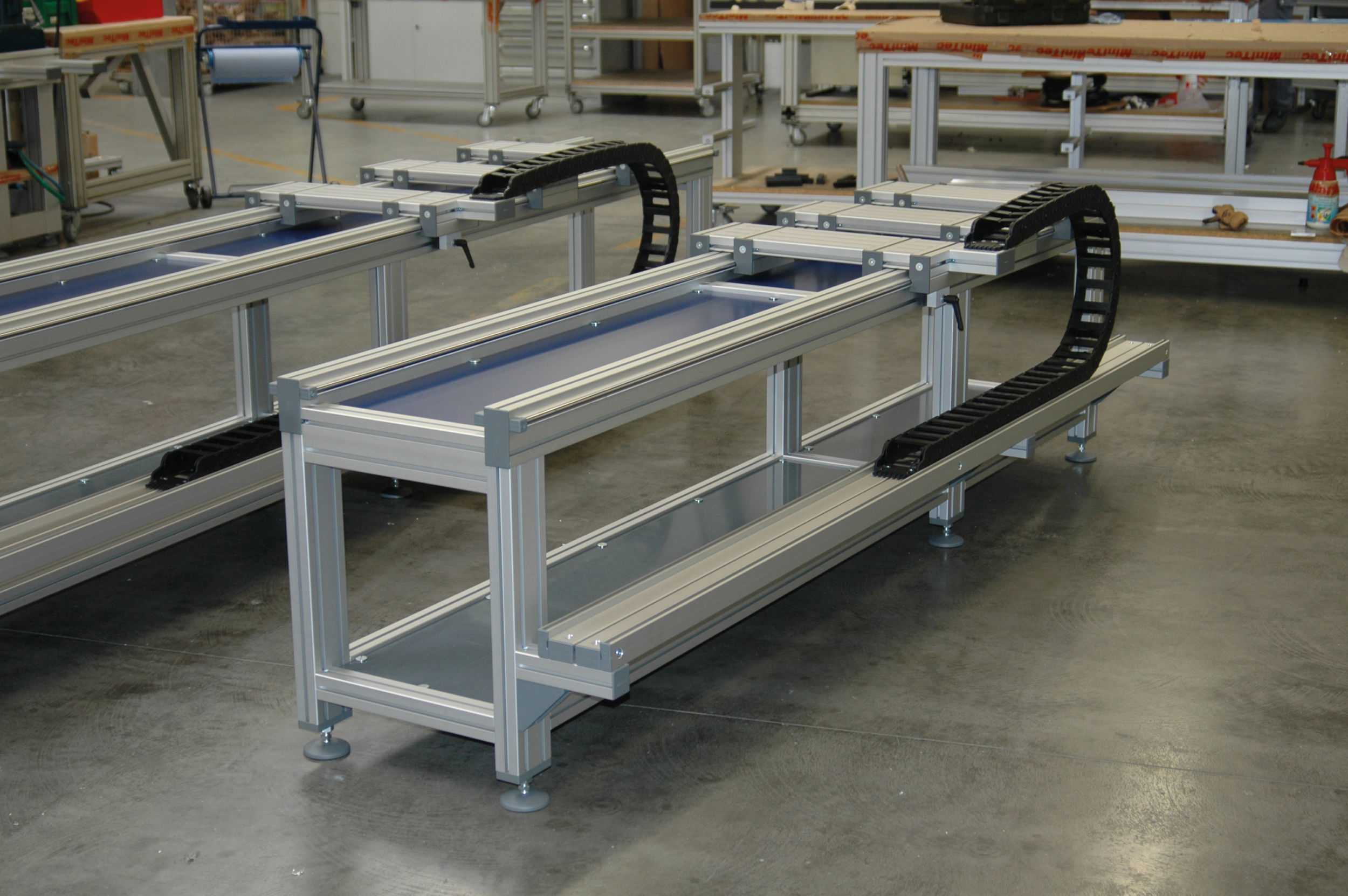 Das Linearsystem LR von MiniTec ist selbst bei schmutzigen oder hygienisch kritischen Einsatzbedingungen uneingeschränkt verwendbar. Besonders stabil ist aufgrund seiner Breite bis 32mm der Zahnriemen des Systems.