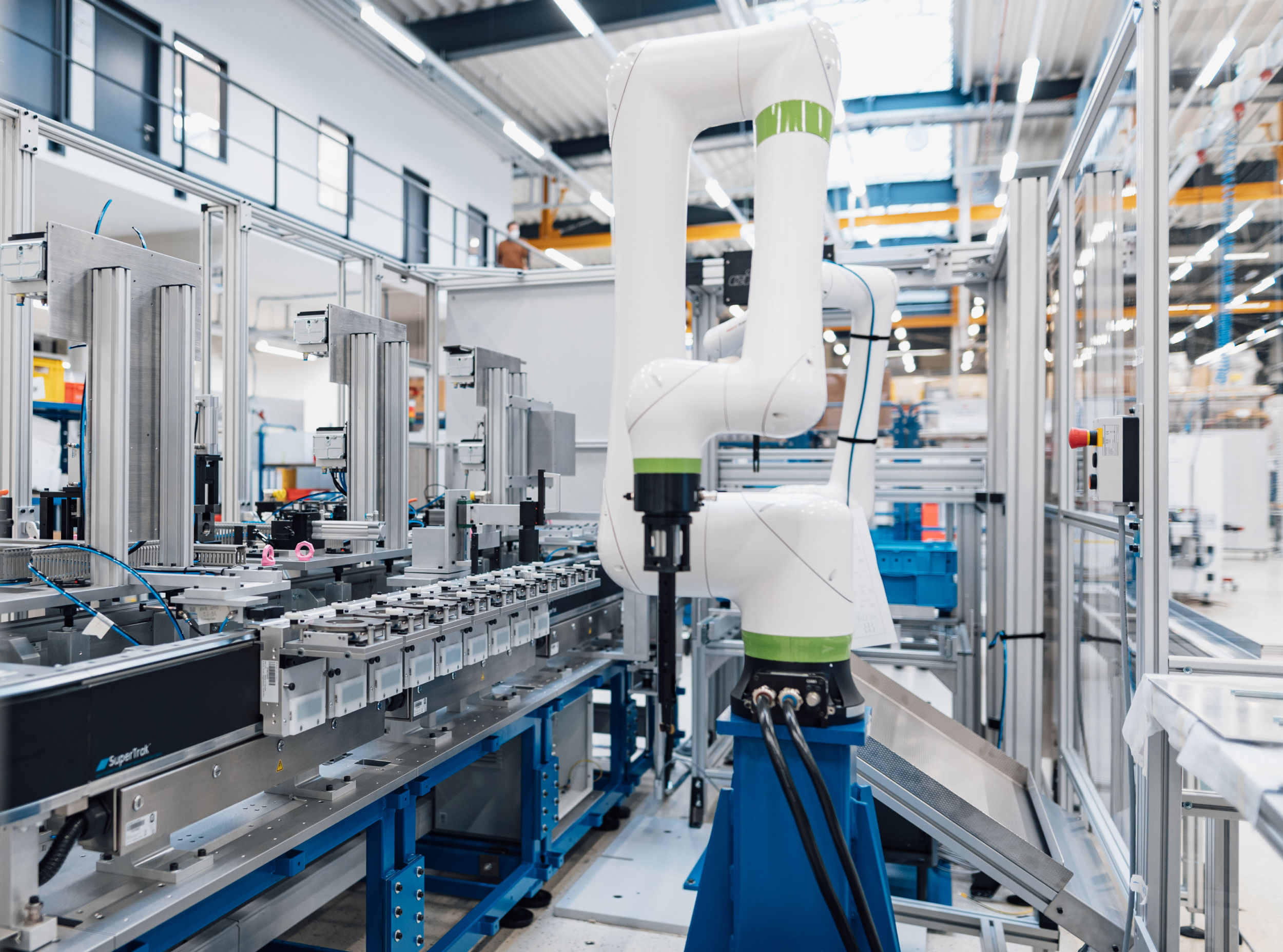 Das Transportsystem SuperTrak von B&R macht die Montageanlagen von Harrandt flexibler.