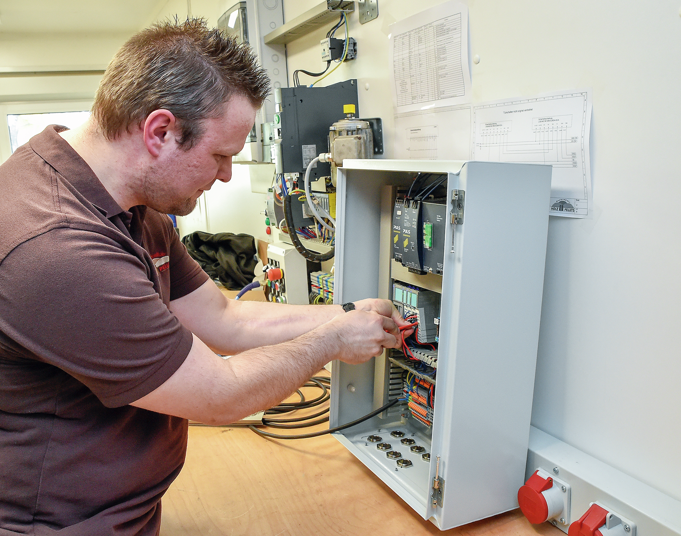 Florian Höfer demonstriert montagefreundliche Verdrahtung auf kleinstem Raum.