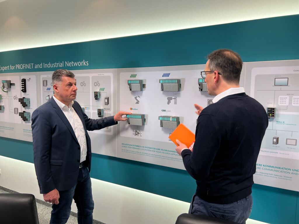 Das I/O-System TB20 entwickelt sich im
Helmholz-Portfolio zum alles verbindenden Schlüsselelement, wie Karsten Eichmüller (l.) betont.