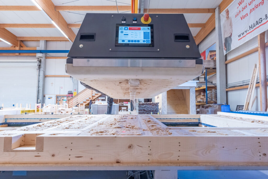 Aufgrund der guten Dämmeigenschaften, werden Holzfasern immer öfter im
Hausbau eingesetzt - in der in Außenhülle, aber auch in Innenwänden und Böden.