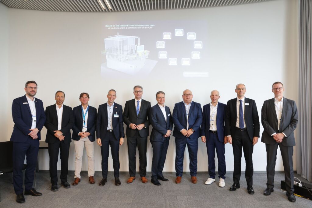 Haben auf der Hannover Messe einen interoperablen digitalen Zwilling auf Basis der Verwaltungsschale gezeigt: Firmenvertreter von Bausch+Ströbel, Bosch Rexroth, Cadenas, Festo, Harting, Sick, Siemens, Phoenix Contact und Wago.
