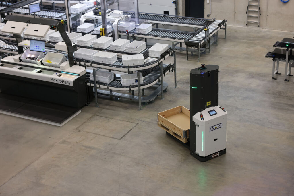 Das Open Shuttle Fork ist ein autonomer mobiler Roboter zum Transport von handelsüblichen
Paletten, Gestellen und Sonderladungsträgern.