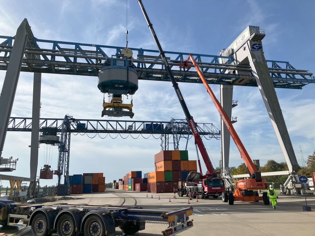 Im Binnenhafen Emmerich hat Tsubaki Kabelschlepp
die Energieführung einer Containerbrücke (im Vordergrund) der
Contargo Rhein-Waal-Lippe generalüberholt.