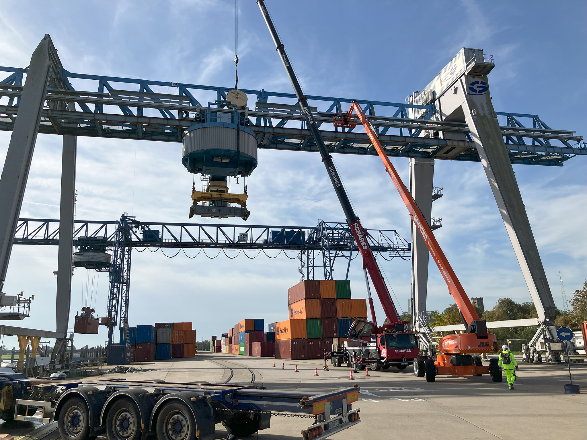 Im Binnenhafen Emmerich hat Tsubaki Kabelschlepp die Energieführung einer Containerbrücke (im Vordergrund) der Contargo Rhein-Waal-Lippe generalüberholt.
