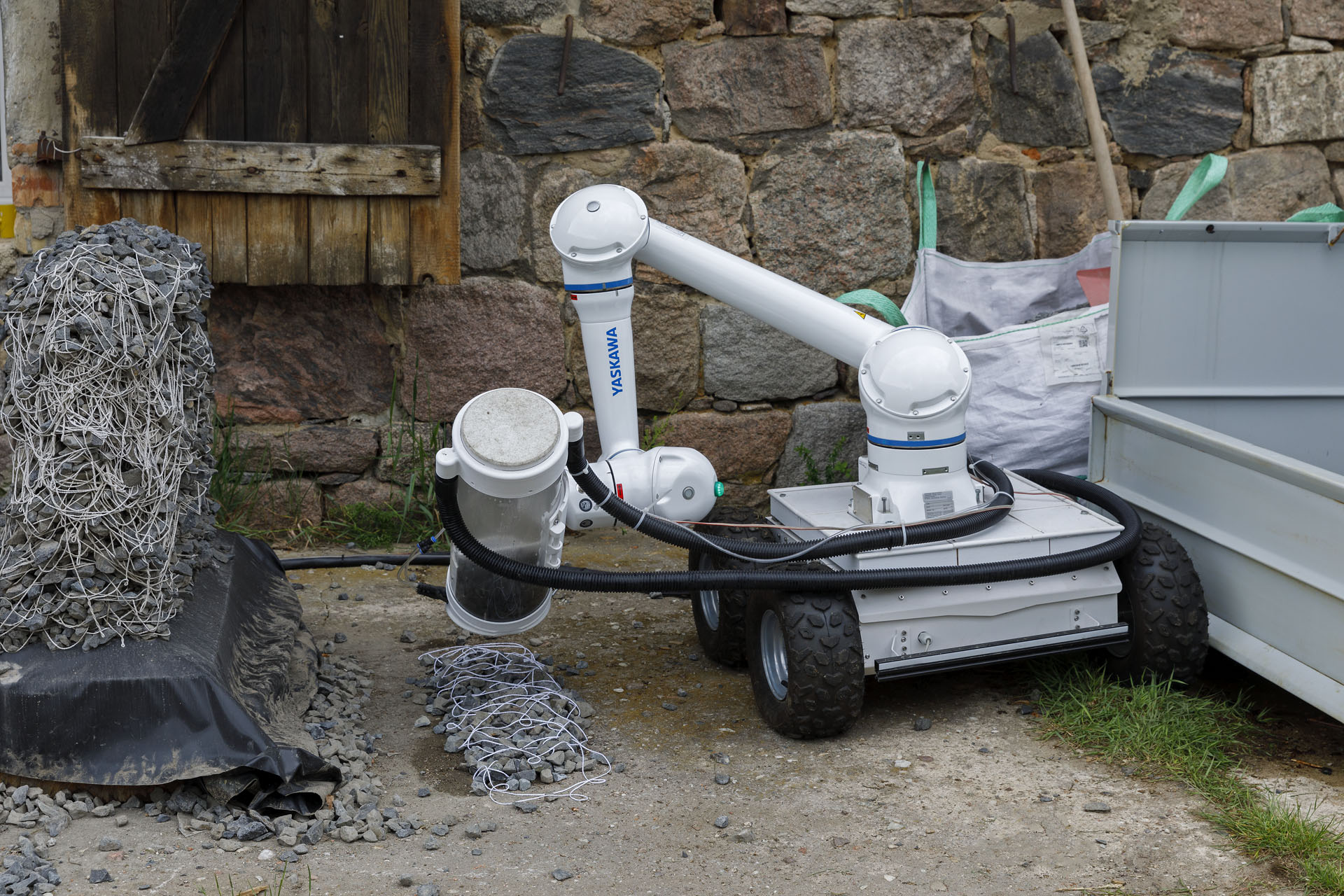 Geschützt gegen Spritzwasser und Staub gemäß Schutzklasse IP67 und mit 30m-Versorgungskabel eignet sich der Cobot HC10DTP von Yaskawa für den Außenbereich.