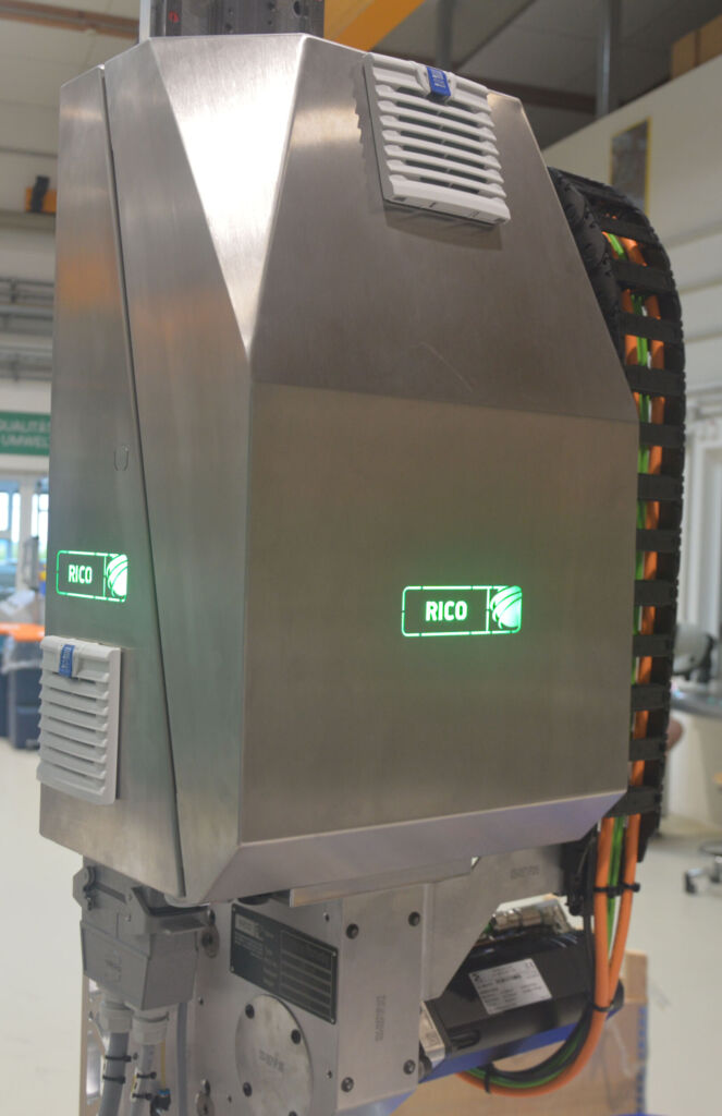 Bild 1 | Eine ungewöhnliche Idee: Rico Elastomere Projecting zeigt den Status ihrer Entform-Handlings über den Farbwechsel des Unternehmenslogos an.
