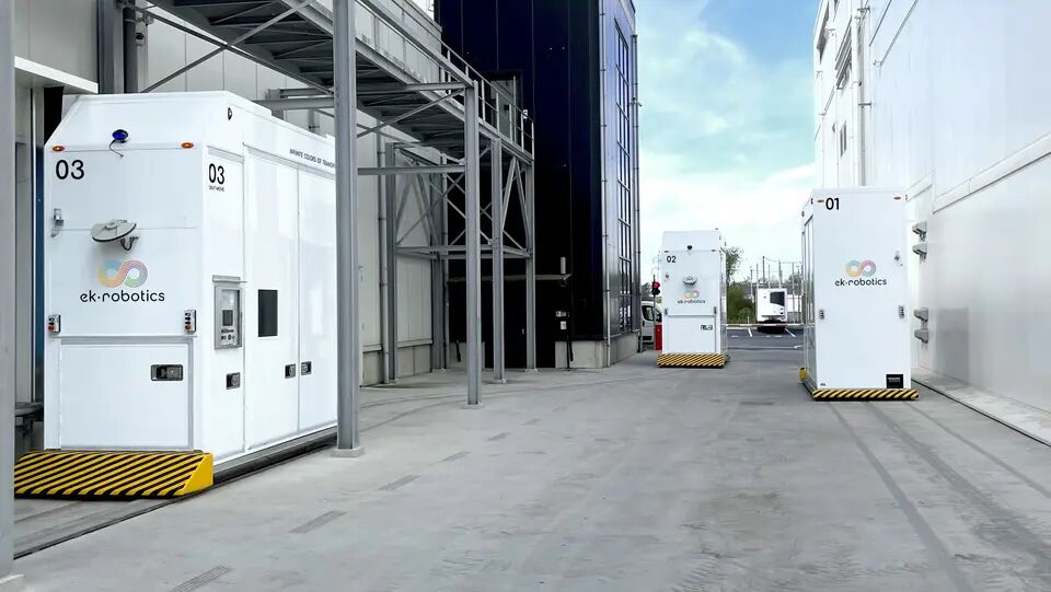 Die für den Außenbereich entwickelten Transportroboter sind mit wetterfesten Aufbauten ausgerüstet