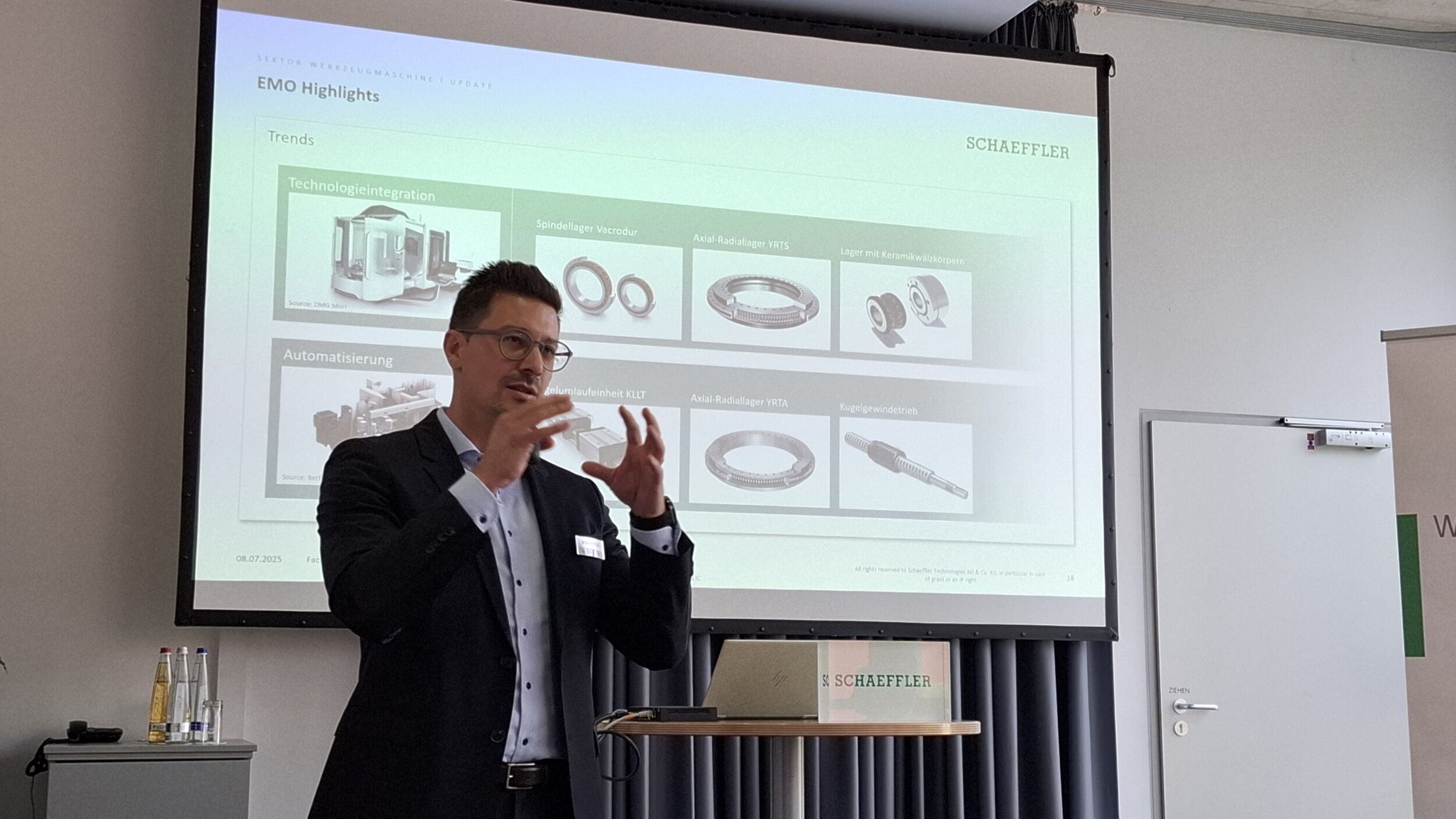Dominik Herrmann, Vice President Sector Management Machine Tools, erläuterte zahlreiche Neuheiten aus seinem Fachgebiet, die auch auf der EMO Hannover 2025 mit im Fokus standen.
