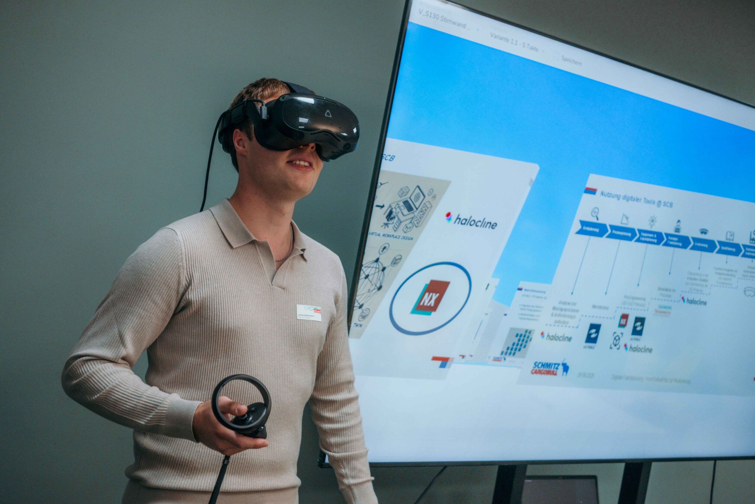 Jona Ostendorf, Industrial Engineer Schmitz Cargobull, präsentiert die im It's OWL Projekt Datenfabrik.NRW entwickelte digitale Fabrikplanung.