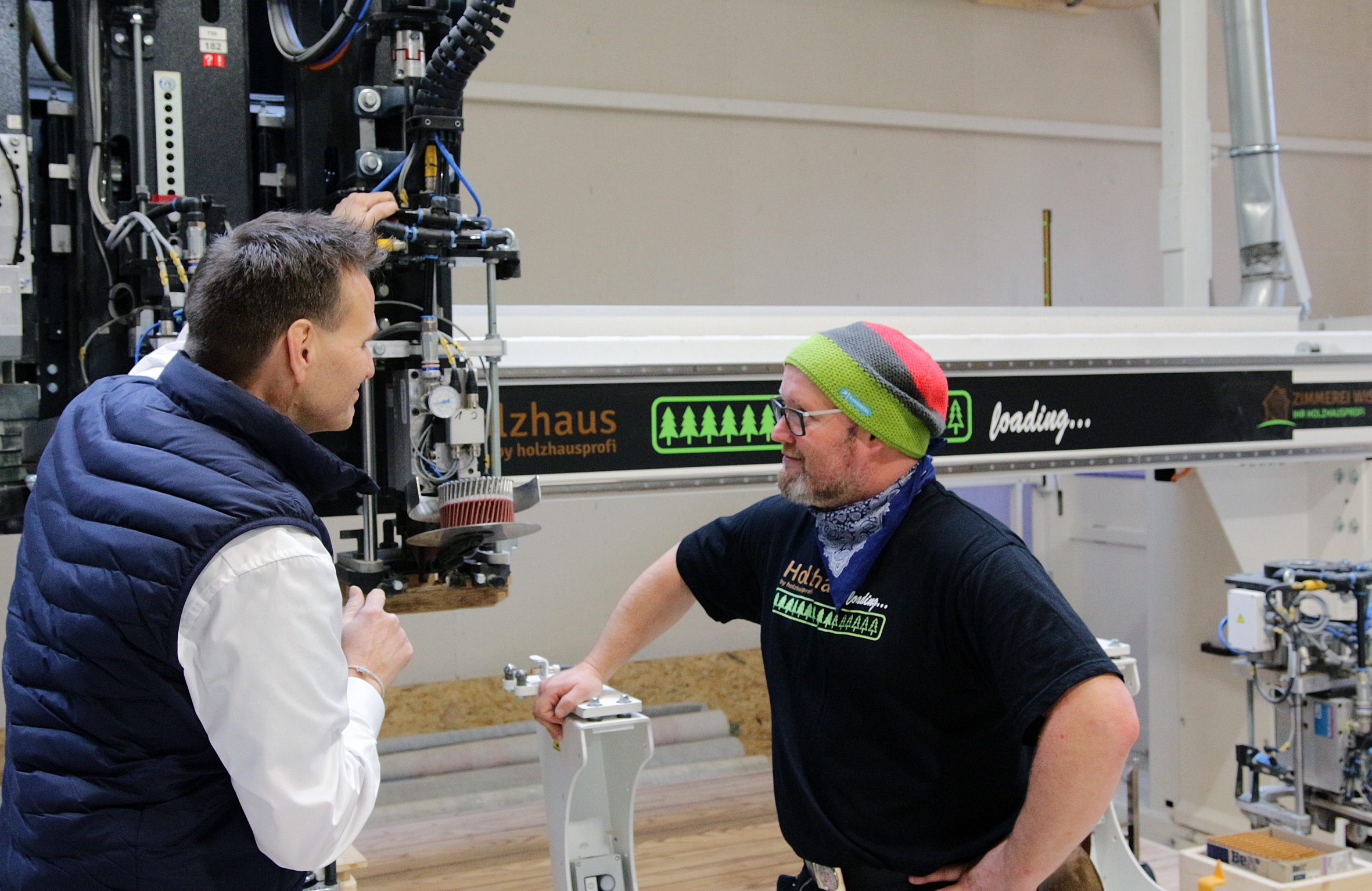 Zwei, die sich und die Technik verstehen: Markus Greiner (l.), Key Account Manager Autotec, und Florian Wissel, Geschäftsführer Zimmerei Wissel.