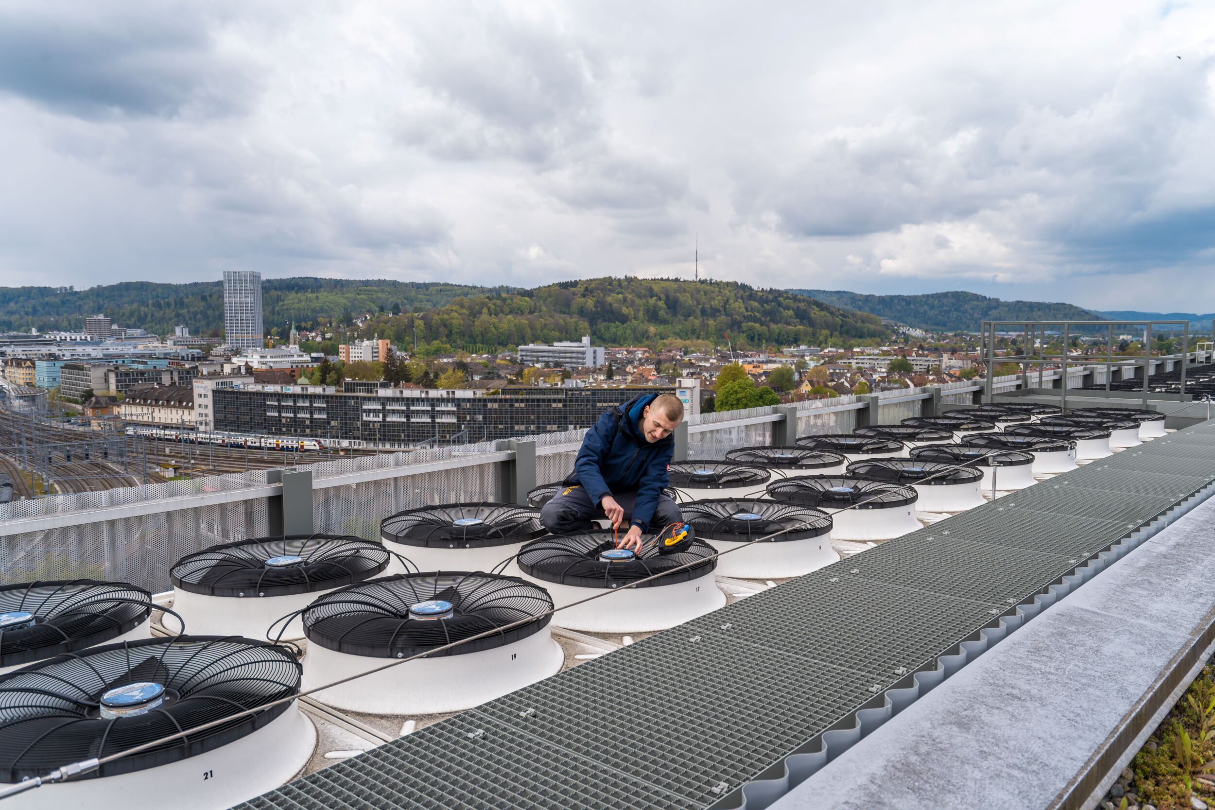 Durch neue Technologien, umweltfreundliche Kältemittel und intelligente Steuerungen sind moderne Klimakonzepte so effizient, dass sich die Investition über den gesamten Lebenszyklus auszahlt.