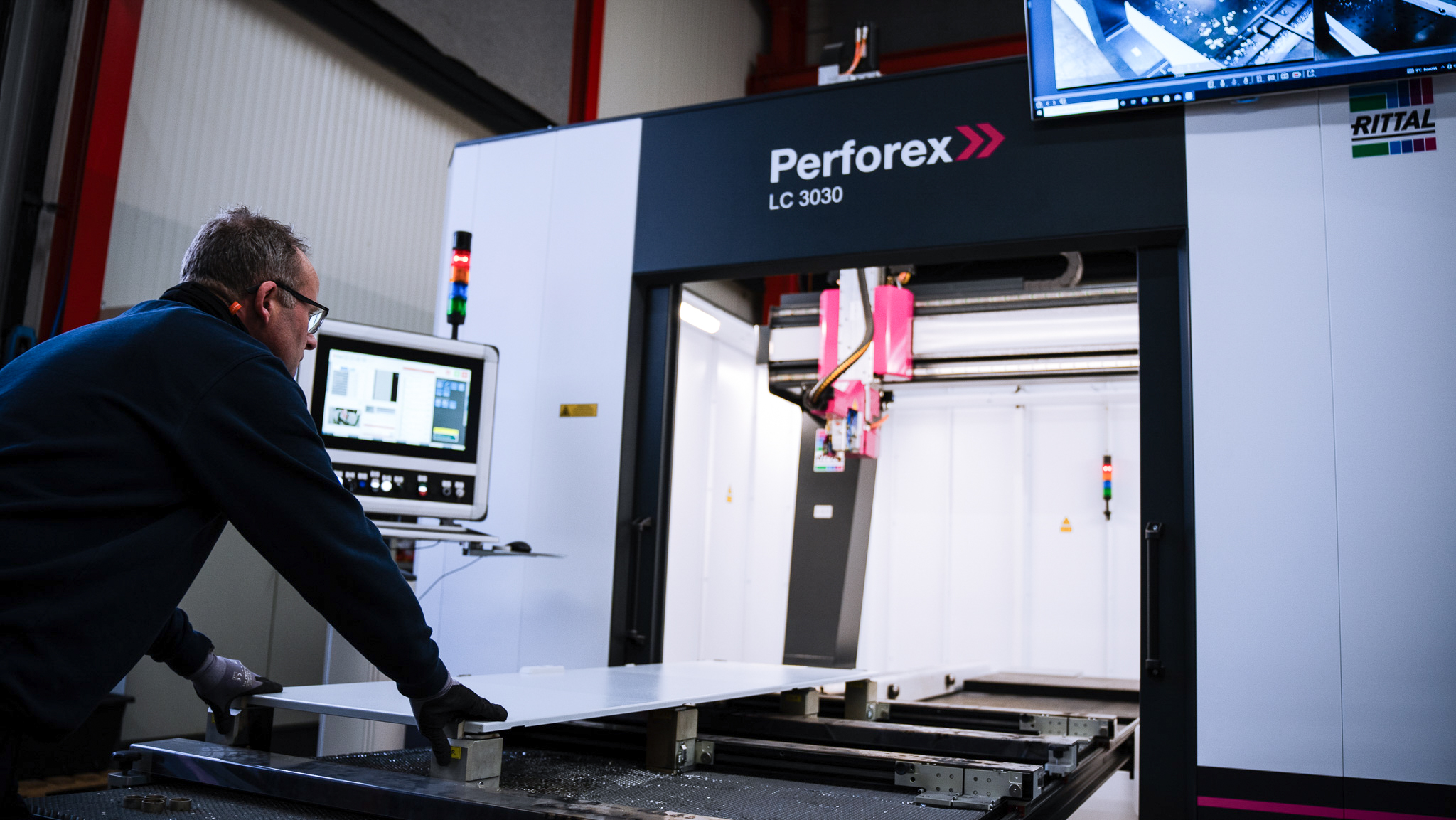 Automatisierung von Anfang an: Laserbearbeitung von Schaltschrank-Komponenten mit der Perforex LC von Rittal.