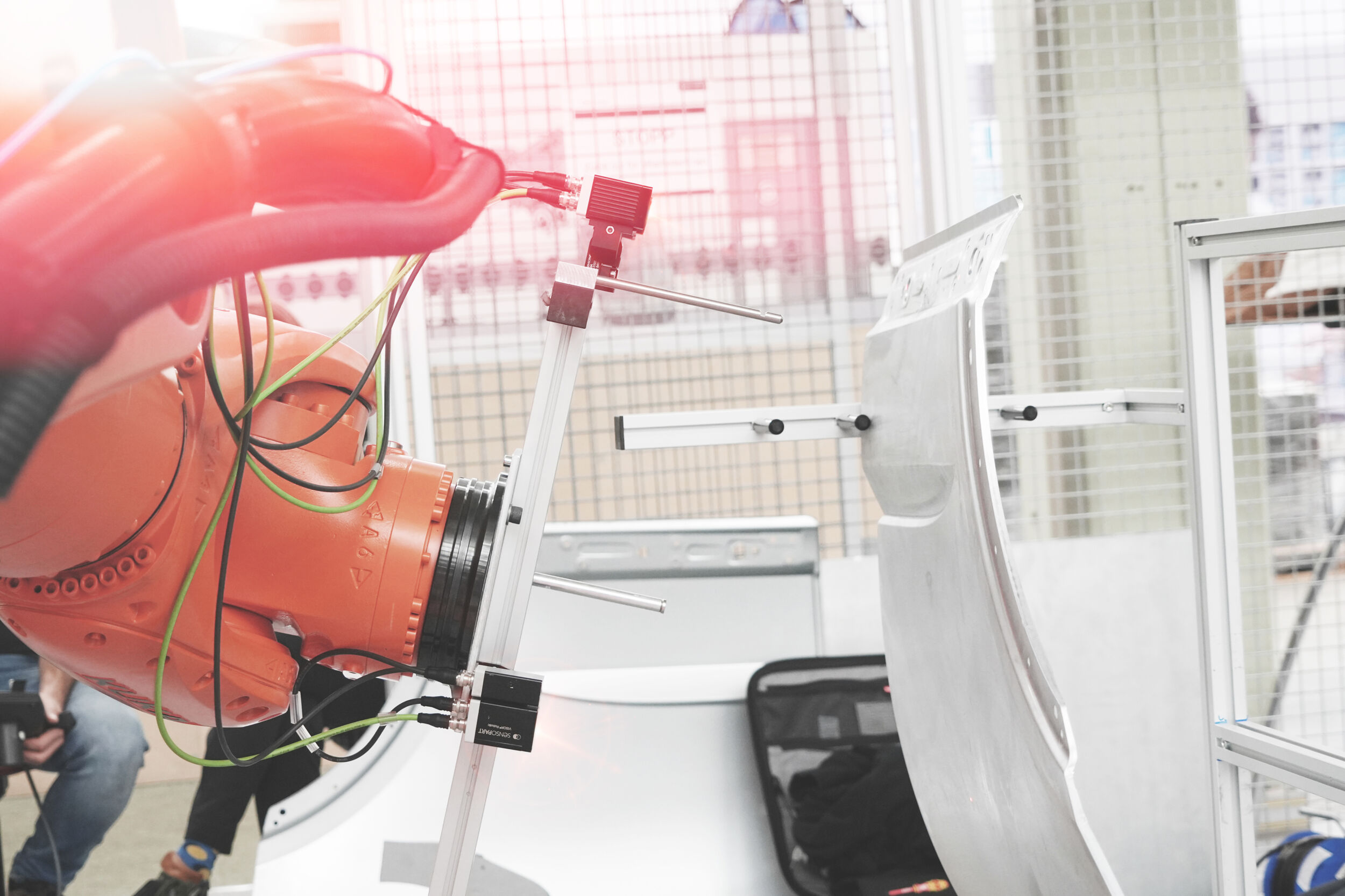 Bild 1 | Der Visor Robotic +Z kombiniert 2D-Bildverarbeitung mit einem integrierten Projektionslaser für die Abstandsmessung im Bereich von 150 bis 2.500mm. Der Sensor erfasst die exakte Position und den Abstand der Teile, auch bei reflektierenden Oberflächen und variierenden Stapelhöhen.