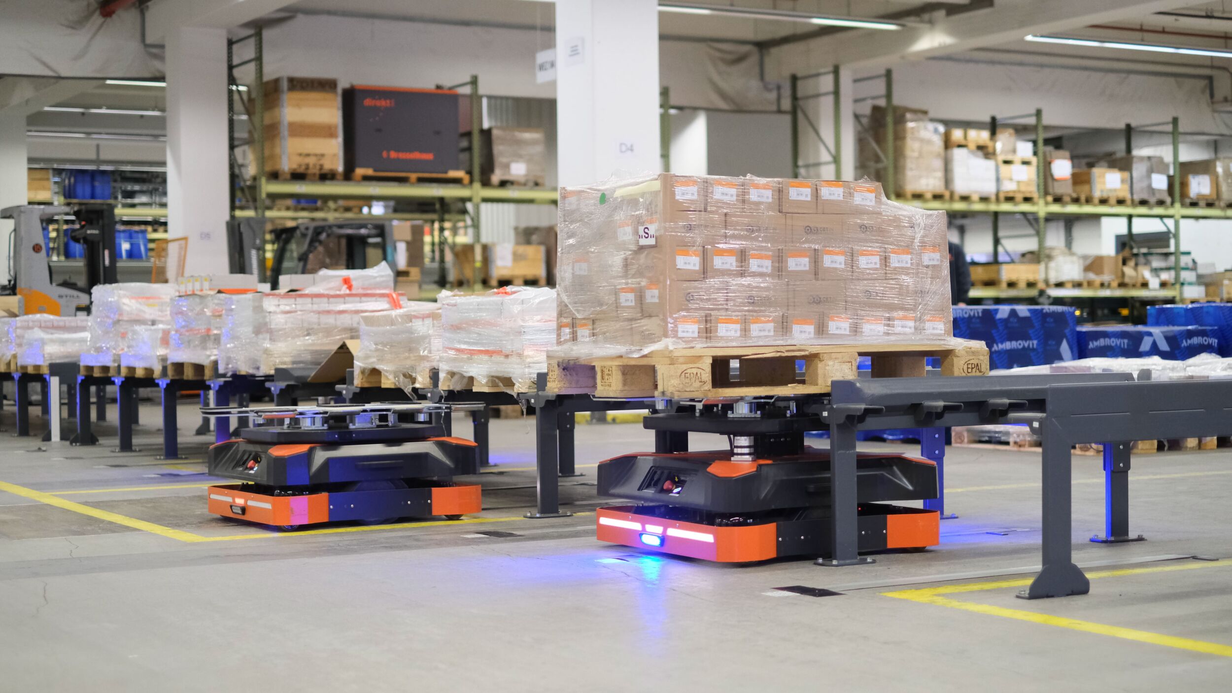 Lager mit AMR-Flotte automatisiert