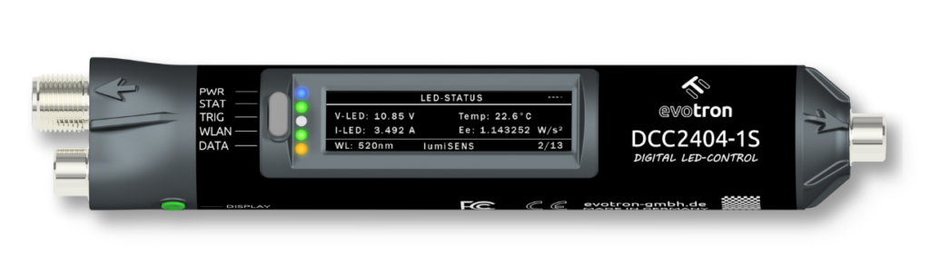 Anschlussfähig nach M8- und M12-Standard: In-cable-Controller mit digitaler Funktionalität und menügeführter Anzeige (178mm Länge, 32mm Durchmesser).