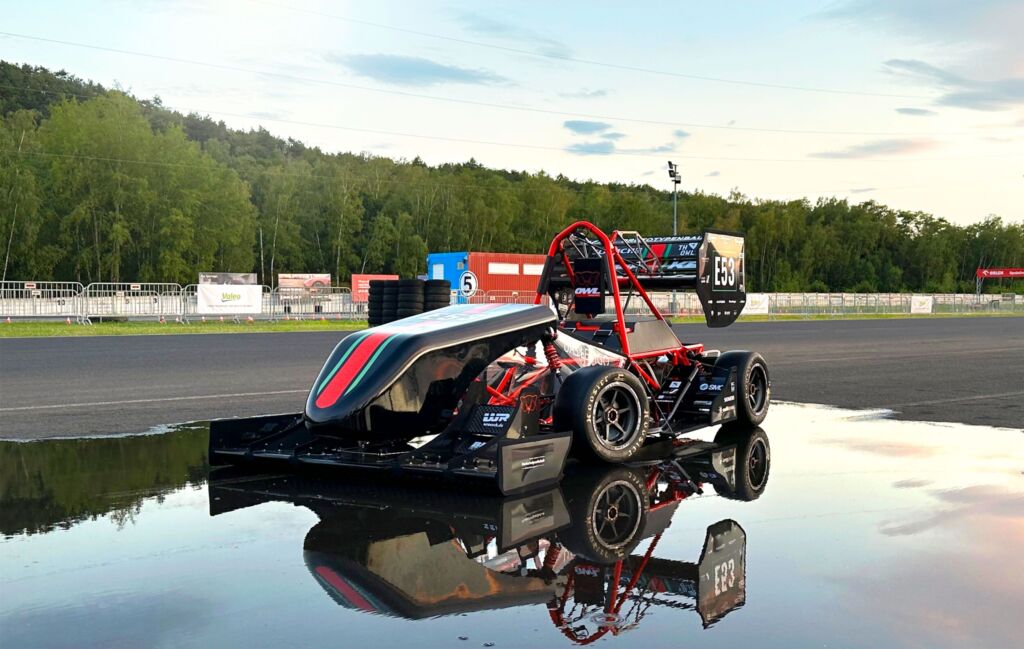 In der Formula Student treten Konstruktionsteams aus Studentinnen und Studenten
mit ihren E-Rennwagen gegeneinander an.