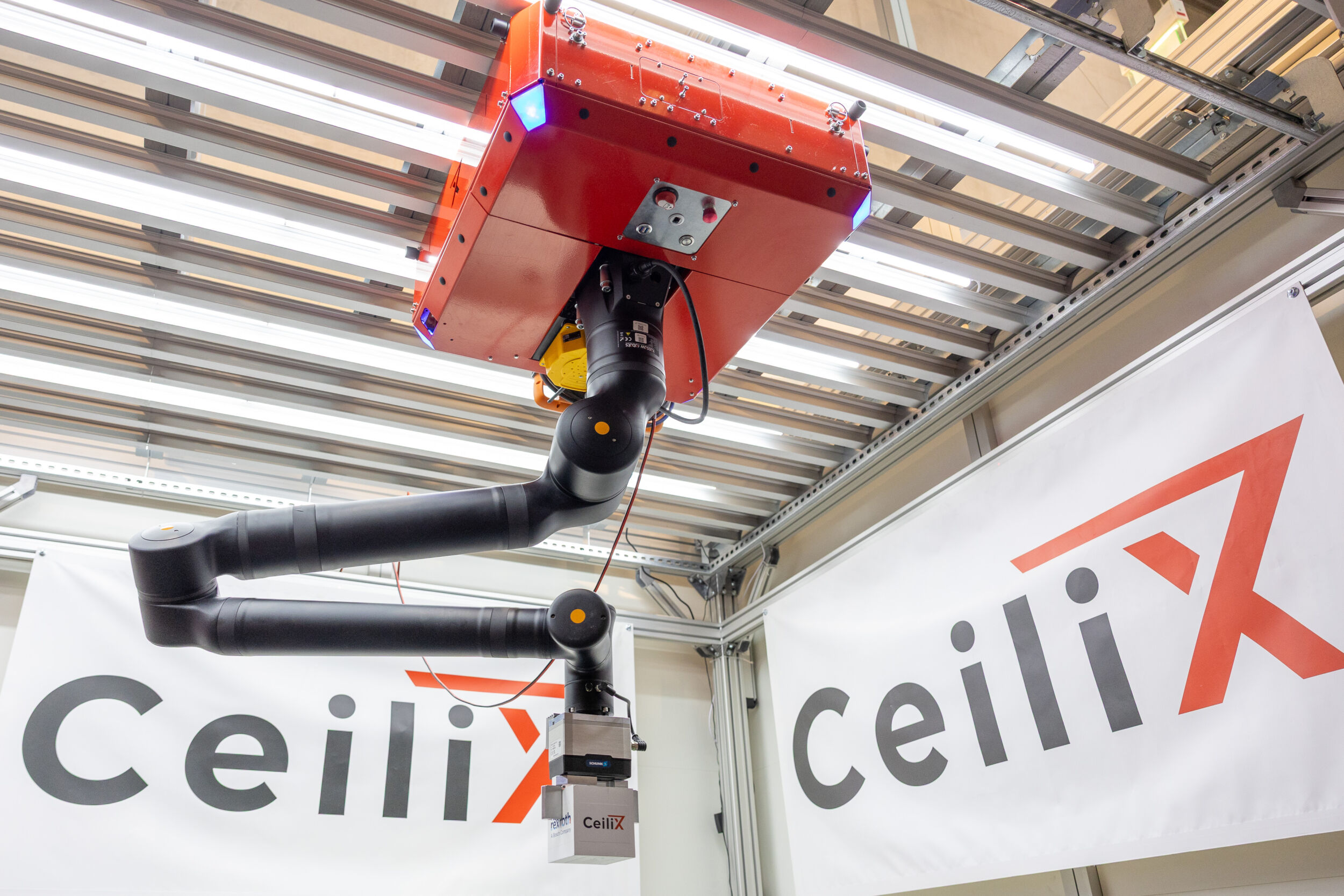 Ceilix und Kassow Robots (Bosch Rexroth) präsentieren weltweit ersten omnidirektionalen Decken-Cobot.