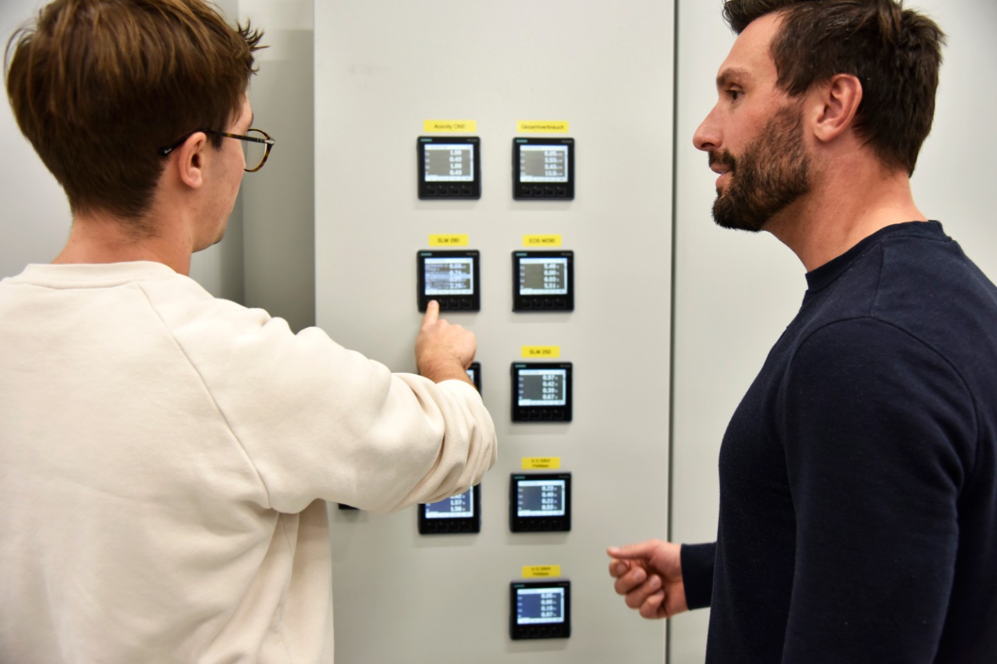 Eine kontinuierliche Überwachung der Energieströme ermöglicht es Unternehmen nachhaltiger zu produzieren und Kosten einzusparen.