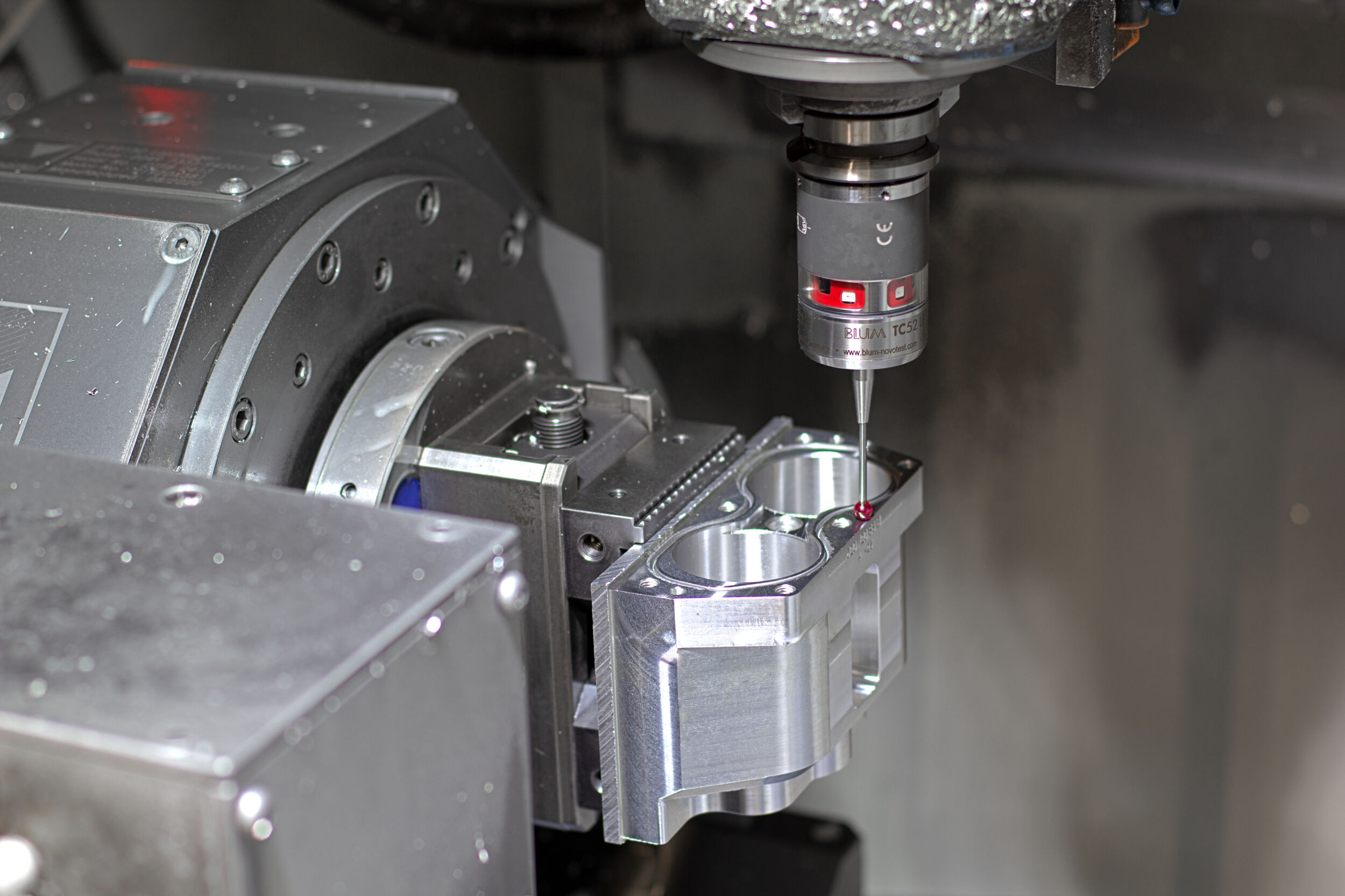 Mithilfe von FormControl X werden alle wichtigen Maße - inklusive Form- und Lagetoleranzen - direkt auf der Maschine überprüft.