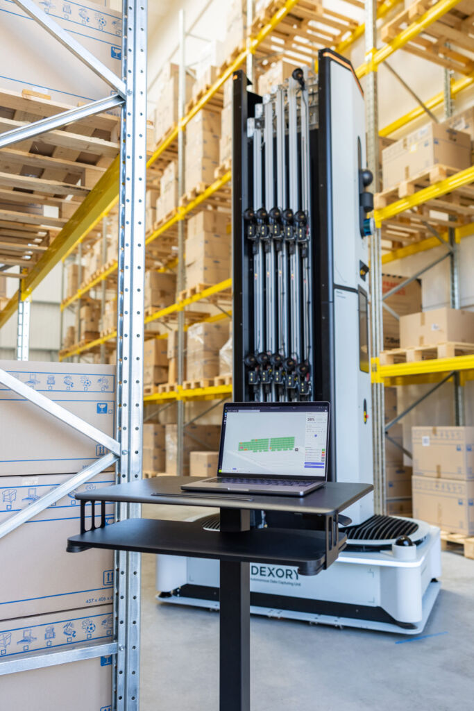 Dexory kombiniert AMR und Software, um auf Knopfdruck einen sofortigen Überblick über Bestände und Prozesse zu erhalten.