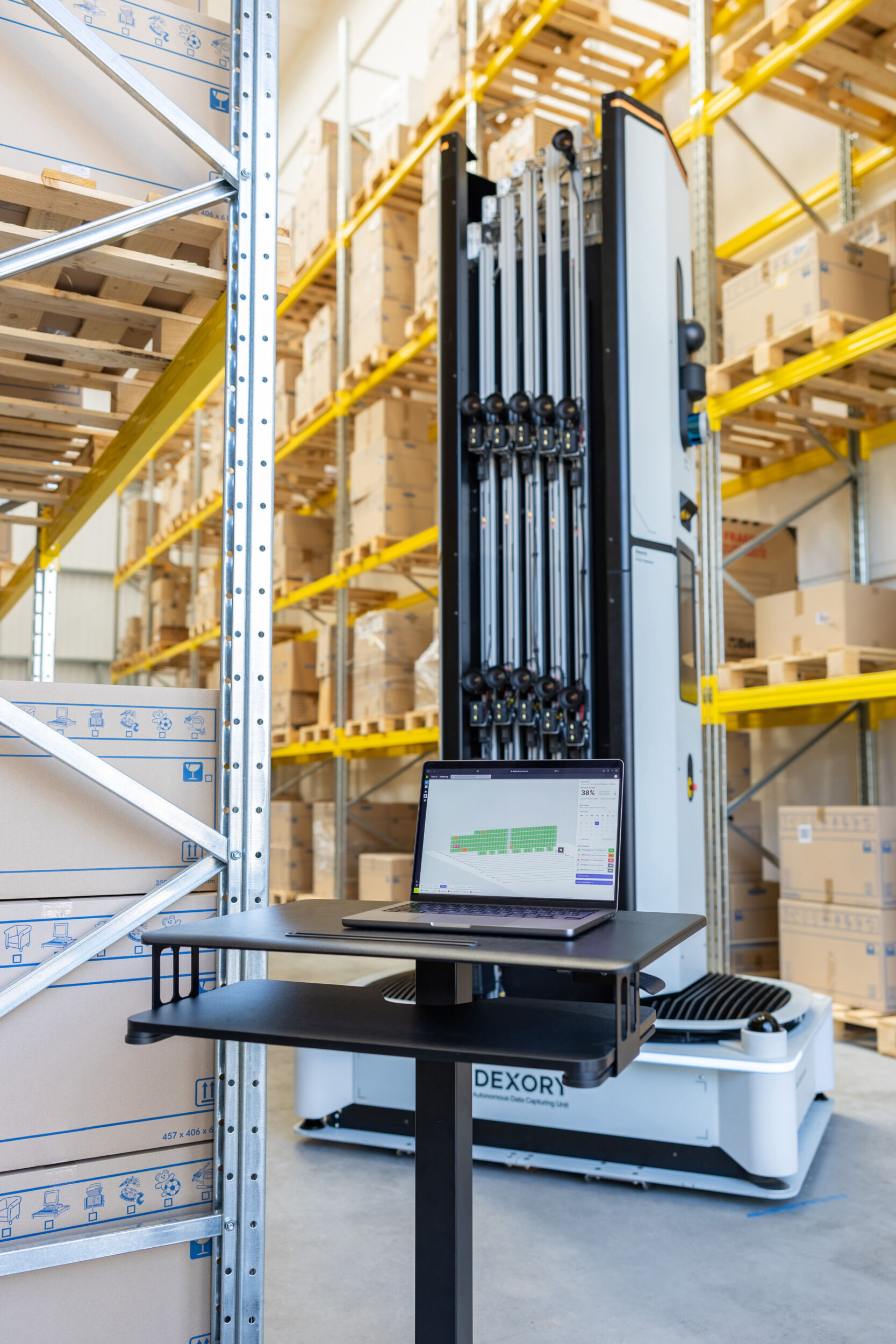 Dexory kombiniert AMR und Software, um auf Knopfdruck einen sofortigen Überblick über Bestände und Prozesse zu erhalten.