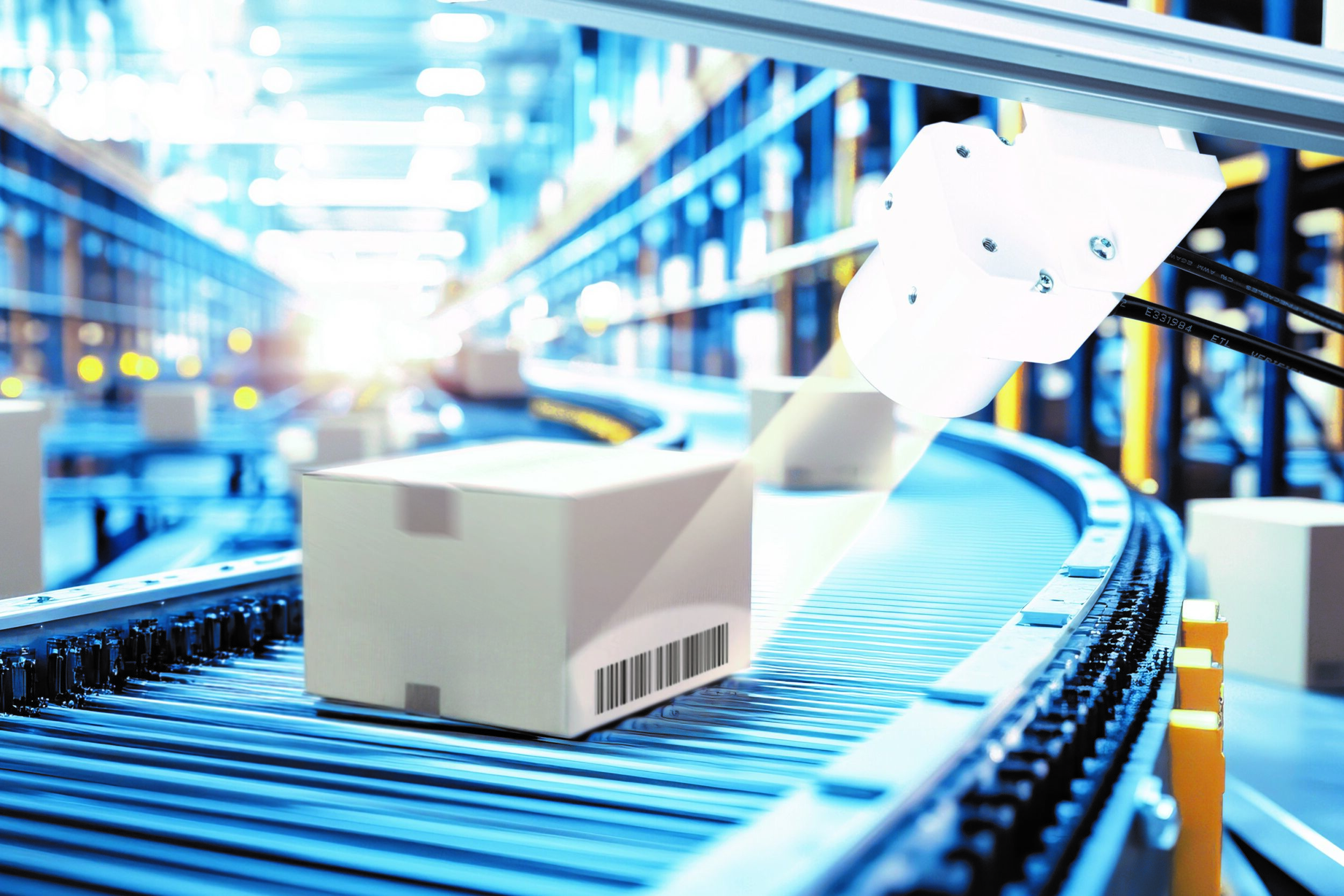 Die Logistik ist ein möglicher Einsatzschwerpunkt für den Vision Sensor PV4, wo er das zuverlässige Lesen von Codes auf ständig wechselnden Paketgrößen, -zuständen und Label-Positionen erlaubt.