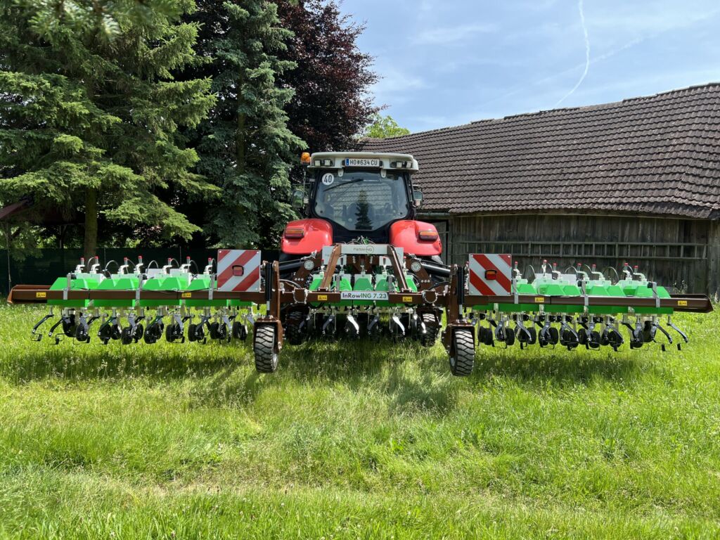 Angebaut am Traktor wird die Inrowing-Hacke zum smarten Helfer: KI, Kameras und Mechanik arbeiten zusammen für
chemiefreie Unkrautbekämpfung - effizient und feldtauglich.