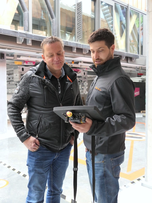 Marcel Pecka erklärt Stephan Mack, Vertriebsingenieur bei Sigmatek (Schweiz), die verschiedenen Funktionen auf dem portablen Wireless-Bedienpanel HGW 1033-3.