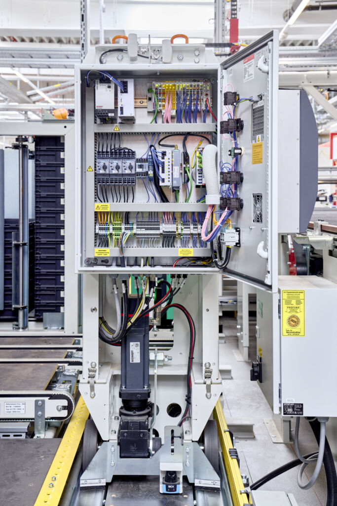 Die Steuerung der Shuttles und die
Abstimmung mit dem Leitrechner übernimmt ein Ultra-Kompakt-Industrie-PC C6025.