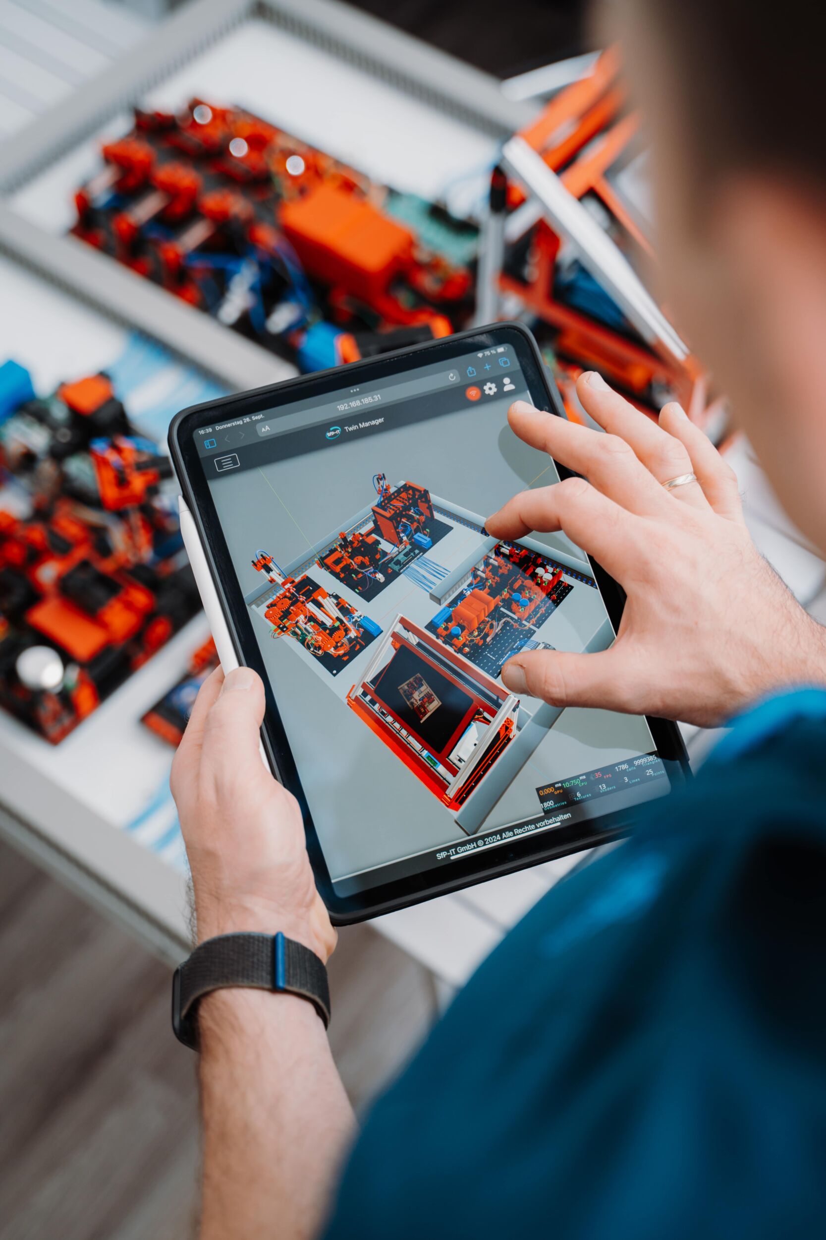 Die Lernfabrik als digitaler Zwilling ermöglicht es, reale Sensordaten in Echtzeit mit einer hochauflösenden 3D-Visualisierung zu verknüpfen und über eine webbasierte Oberfläche zu steuern.