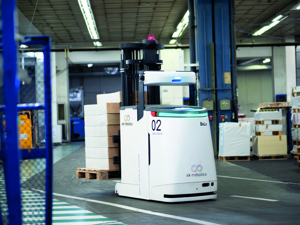 Drei fahrerlose Transportfahrzeuge automatisieren einen Teilbereich des Materialflusses bei GGP Media.