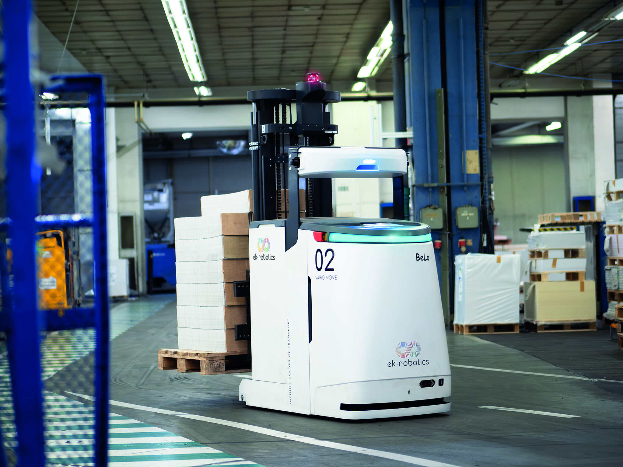 Drei fahrerlose Transportfahrzeuge automatisieren einen Teilbereich des Materialflusses bei GGP Media.