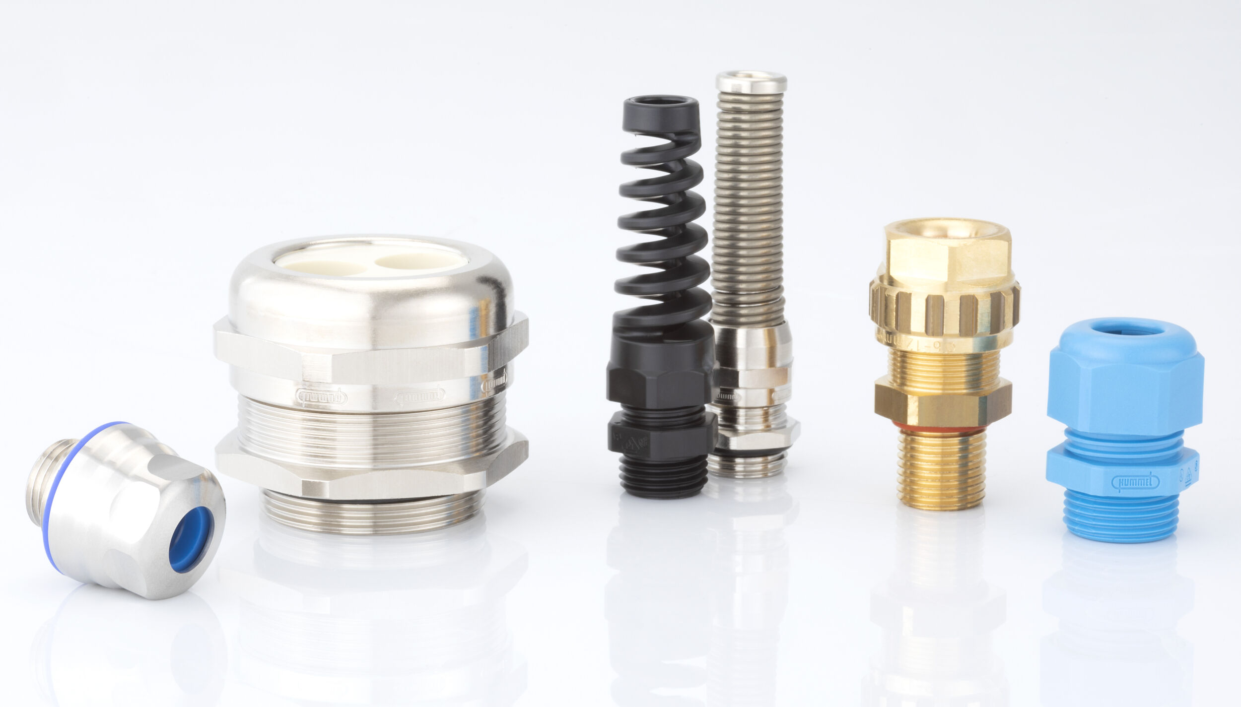 Bild 1 | Verschraubungen im Überblick (v.l.n.r.): HD-Verschraubung für hygienisch sensible Anwendungen, Multi-Verschraubung zur Durchführung mehrerer Kabel, zwei Knickschutzverschraubungen für bewegungsintensive Einsatzorte (z.B. Wallboxen, Rolltore), Exi