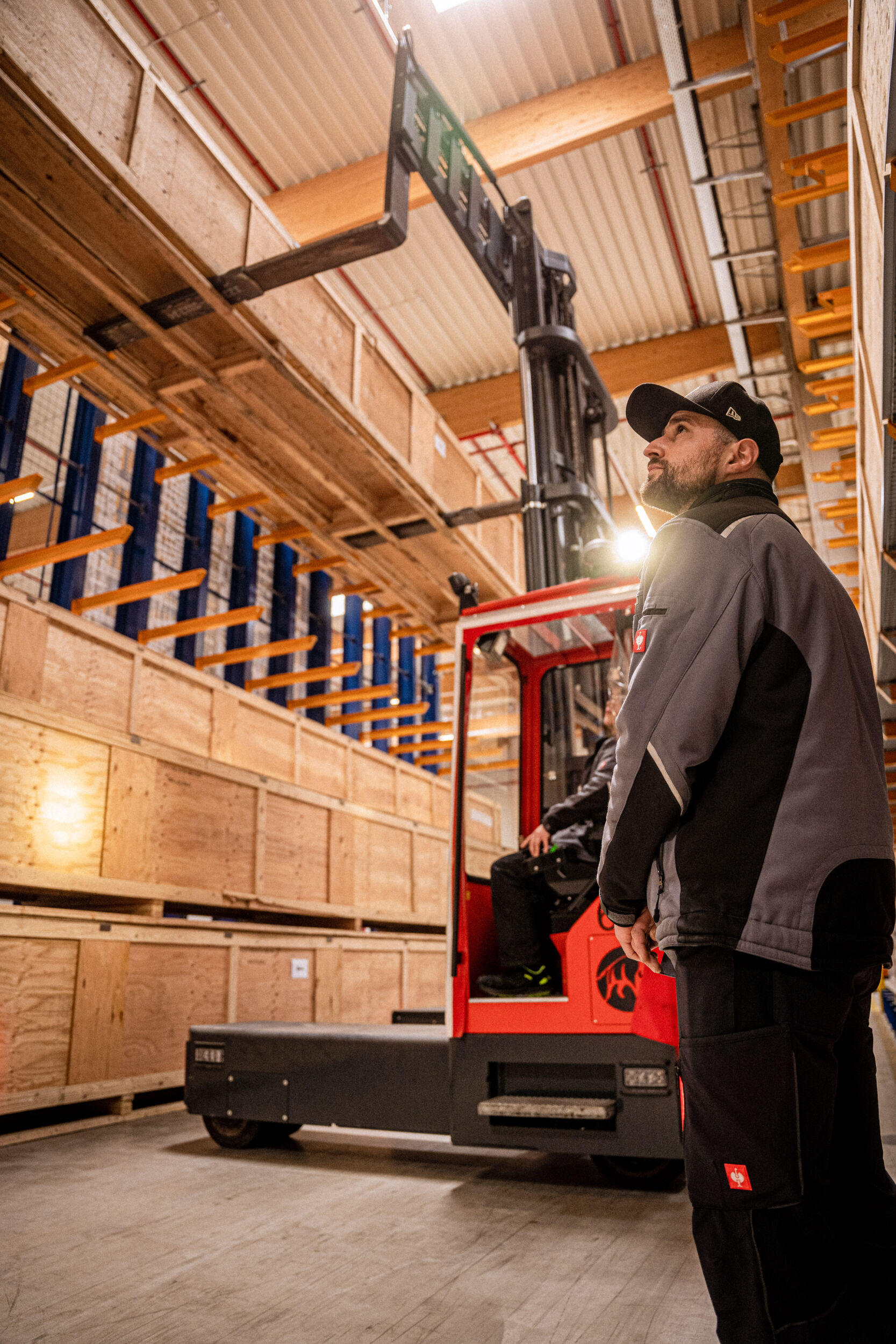 Zur Koordination des innerbetrieblichen Materialflusses setzt One HLTS auf das KI-basierte Transportleitsystem Syncrotess von Inform.