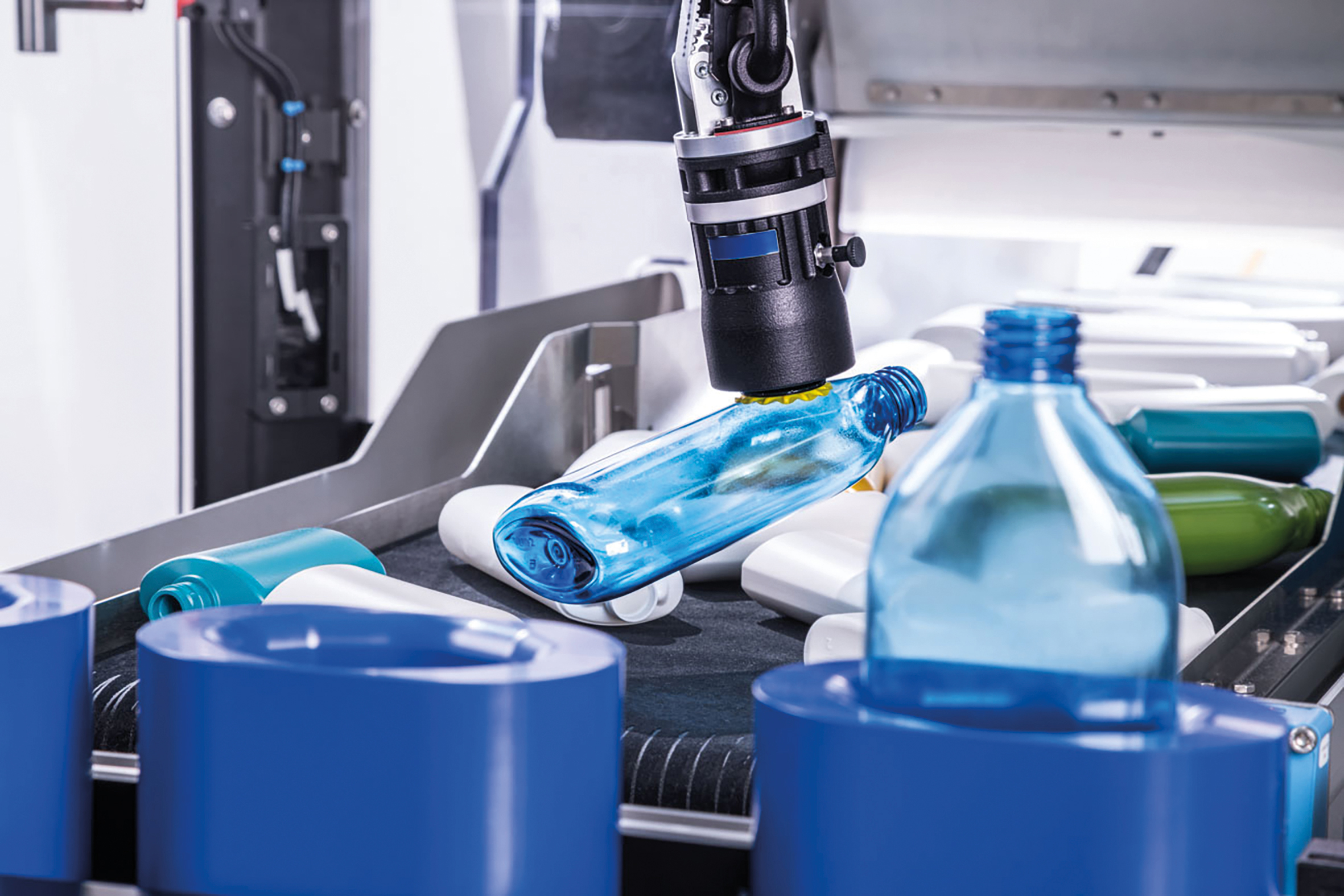 Flaschen und weitere Formate greift der Tog.519 von Schubert durch sein trainiertes Bildverarbeitungssystem auch aus der Unordnung.