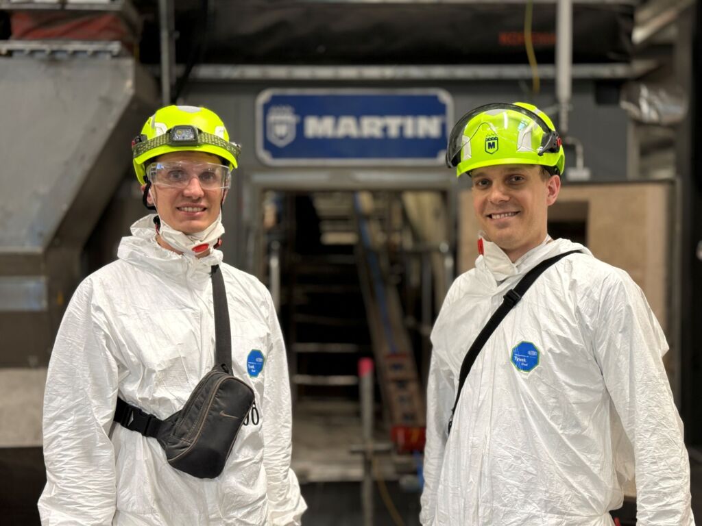 Max Schönsteiner (r) und Kollege vor einer Anlage
