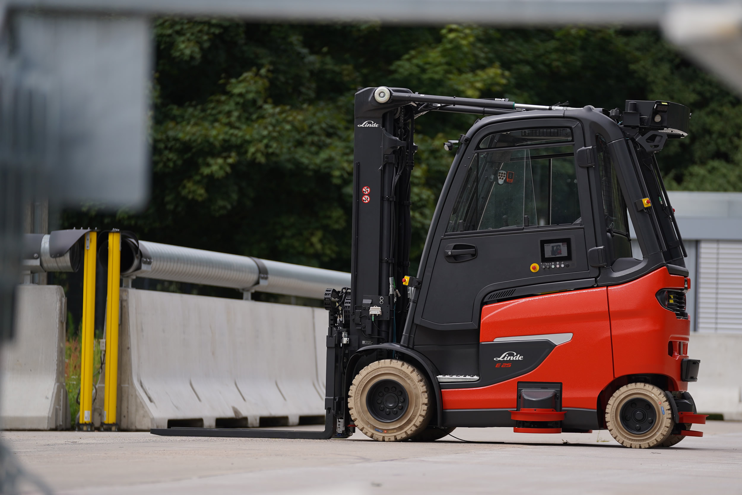 Der automatisierte Gegengewichtsstapler Linde E-Matic ist für Outdoor-Einsätze konzipiert und wird in mehreren Stufen entwickelt.