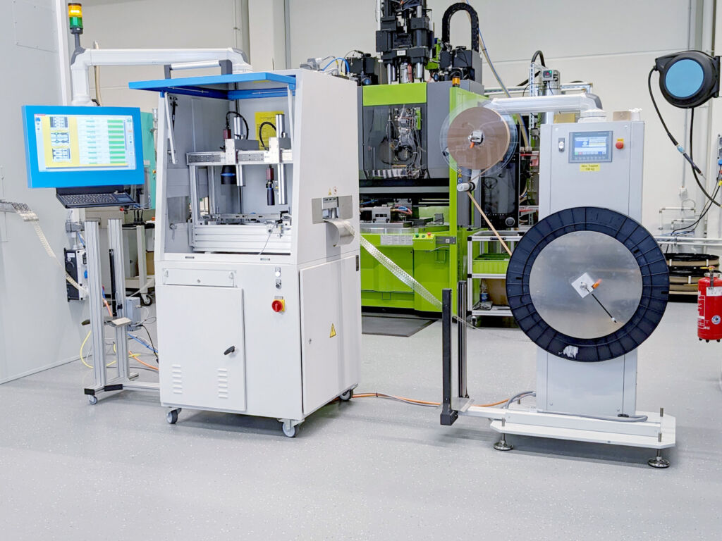 Qualitätssicherung beim Stanzen: Die Prüfstation KVC 621 von Kistler (links) prüft die gestanzten Ladestecker-Komponenten lückenlos auf eventuelle Defekte.