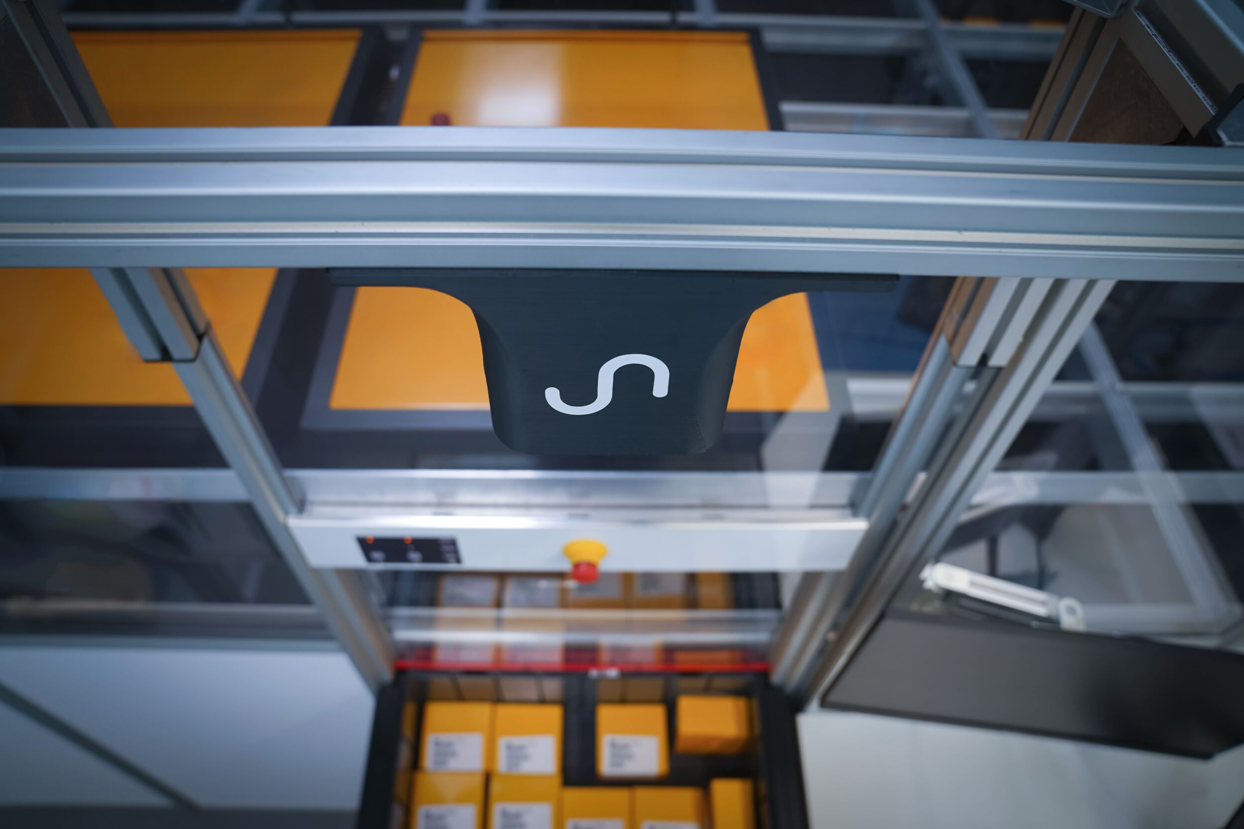 Lückenlose Kontrolle in automatisierten Systemen: Sereact Lens überwacht kontinuierlich den Inhalt der Kleinladungsträger (KLTs) und ermöglicht eine Echtzeit-Bestandsaktualisierung.