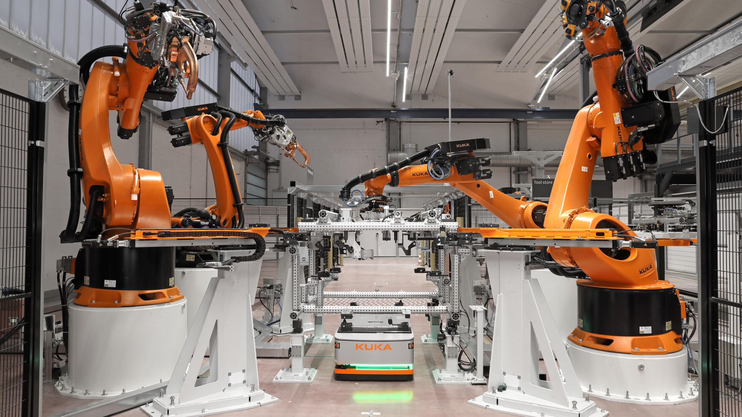 Bild 1 | Auf Gleichstrom umgestellte Roboterzelle im SmartProduction Center von Kuka.