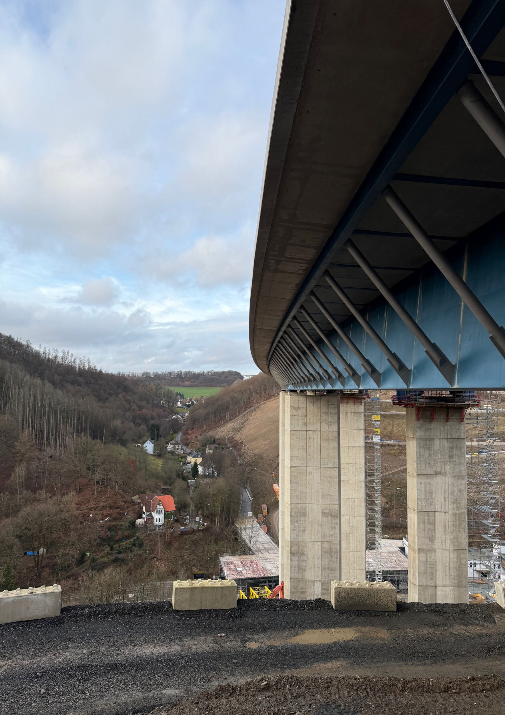 Spelsberg liefert maßgeschneiderte GTi-Verteiler für die neue Talbrücke Rahmede in Lüdenscheid. Die robusten Systeme sorgen im Tunnel unter der Fahrbahn für eine sichere Energieverteilung.