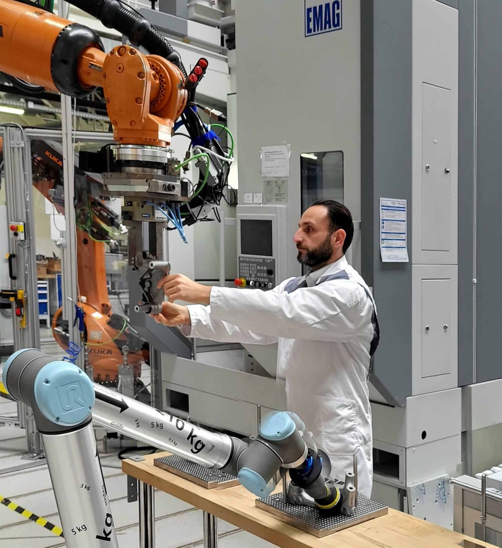 Dank intelligenter Sensorik und KI-unterstützter Datenverarbeitung ermöglicht die NeurOSmart-Technologie die enge Zusammenarbeit zwischen Mensch und Roboter.