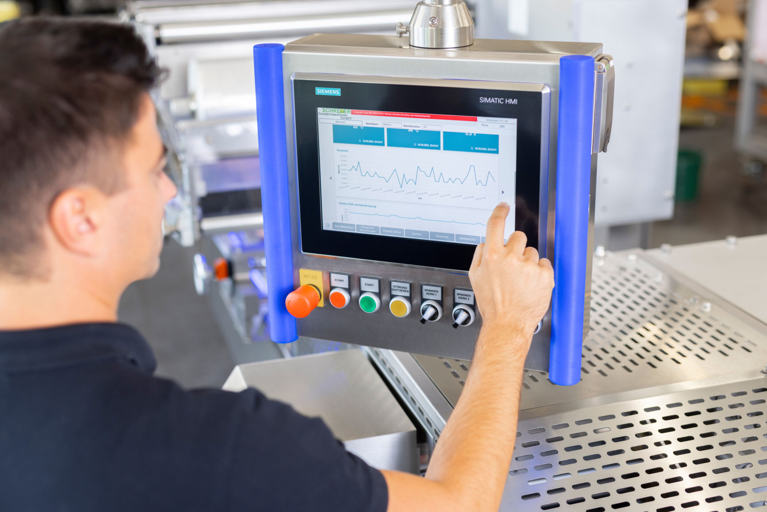 Der Maschinenhersteller Schreyer hat die Visualisierung der Smart Services von Wittenstein alpha in die Bedienoberfläche der Maschine integriert und macht sie so für den Bediener oder das Servicepersonal direkt zugänglich.